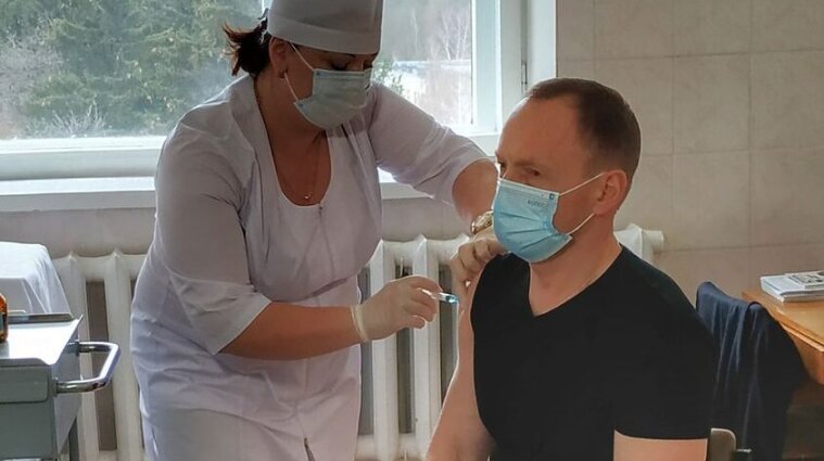Мэр Чернигова вакцинировался от коронавируса индийским препаратом