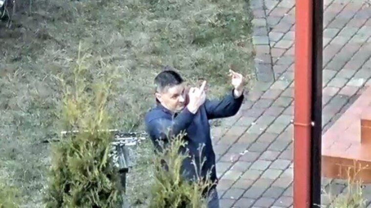 В Риге военный атташе РФ устроил пирушку во время карантина и показывал  "фак " соседям (фото)