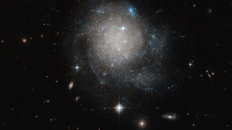 NASA показало галактику, похожую на булочку с корицей