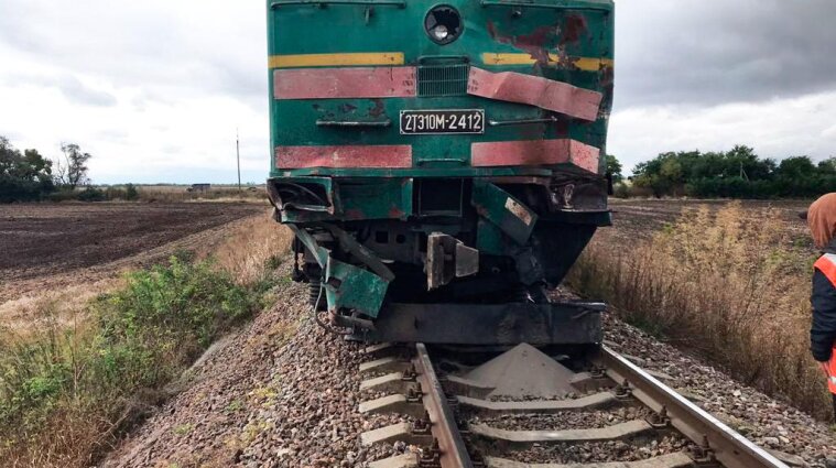 На Николаевщине произошло смертельное ДТП: поезд разбил грузовик (фото)