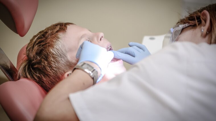 В ровенской стоматолога, которая била и душила детей, нет лицензии на работу - депутат