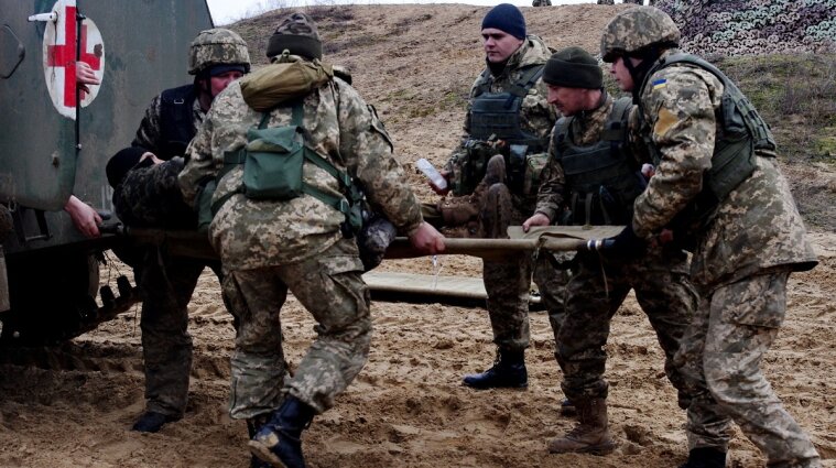 У зоні ООС на Донбасі троє військових підірвалися на вибуховому пристрої