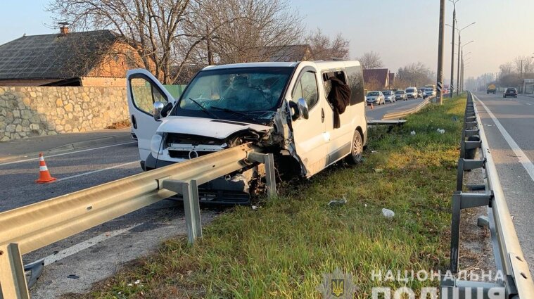 Трое пострадавших: девушка-водитель в Винницкой области "насадила" авто на отбойник