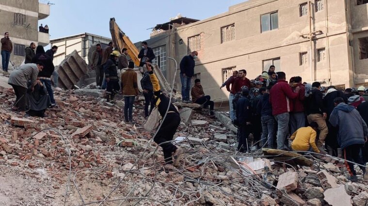 В Каире обрушился дом: погибли восемь человек - видео