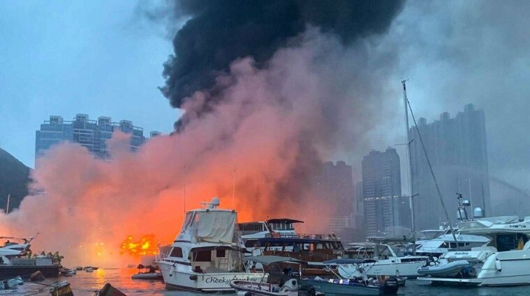 В Китае произошел масштабный пожар на пристани: затонуло 10 круизных лайнеров, еще 30 пострадали