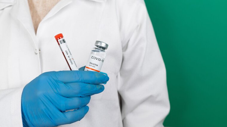Минздрав хочет вакцинировать Зеленского и Шмыгаля без очереди