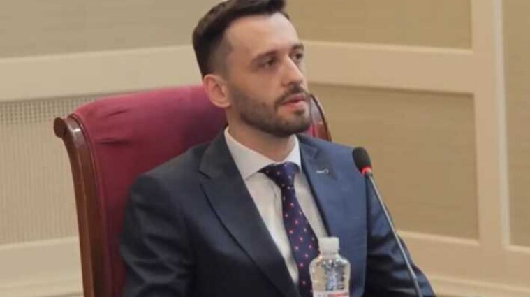 Кандидат на посаду судді Конституційного Суду Любомир Андрейчук не зміг назвати рік прийняття Конституції України (відео)