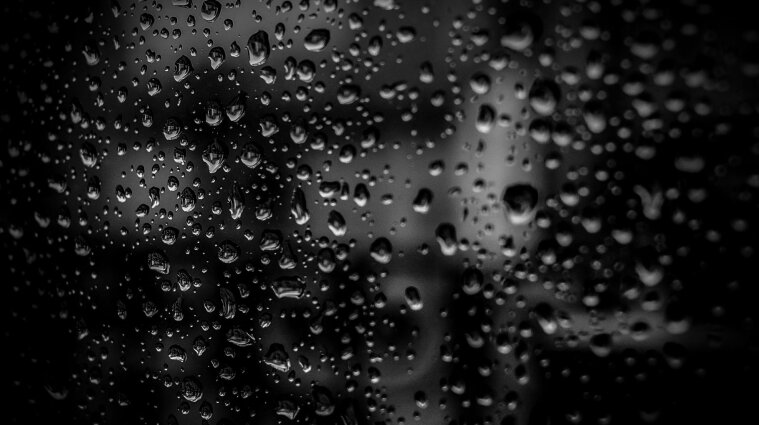 Жители Кривого Рога жалуются на черный дождь с блестками - видео