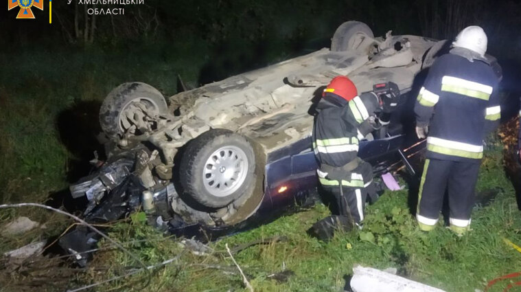 У Хмельницькій області автомобіль BMW з'їхав з дороги та перевернувся: є травмовані