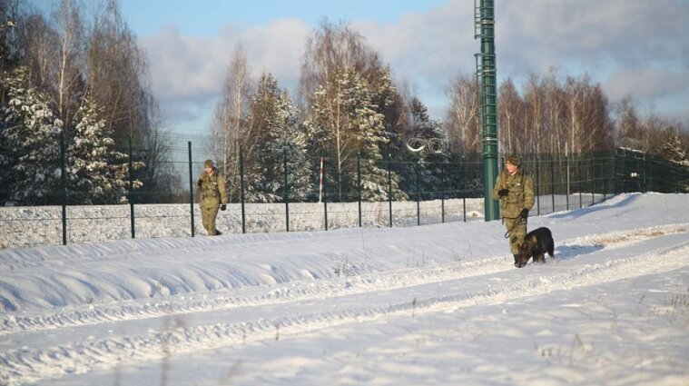 Лукашенко заявил, что Беларусь разворачивает на южной границе целую армию (видео)