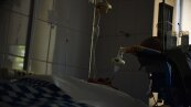 Хворий на коронавірус у лікарні під киснем