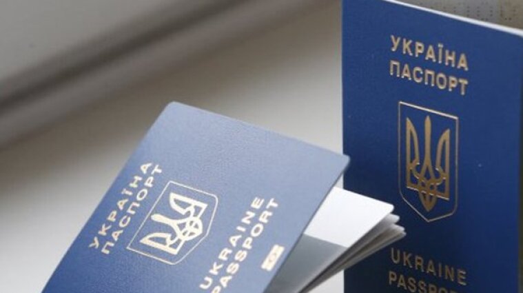 Українці можуть одночасно оформити паспорт собі та дітям. Куди подати заяву