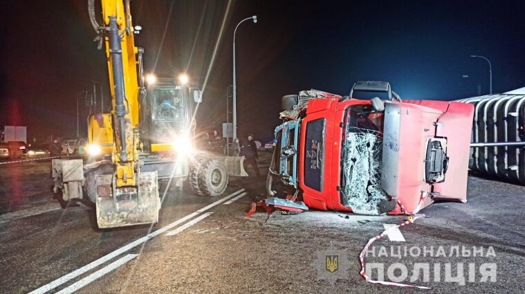 ДТП на Харківщині: вантажівка зі щебенем поховала під собою авто з трьома людьми - відео