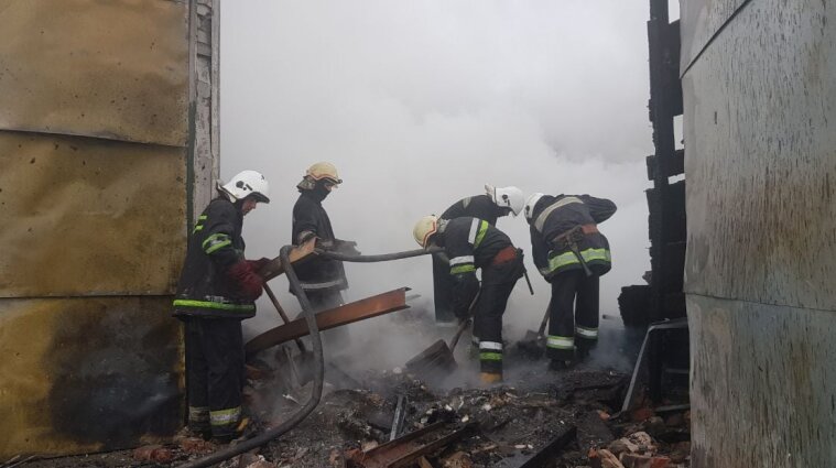 На Харківщині горіли житлові масиви через обстріли окупантів - фото