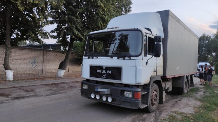 Шансів вижити не було: легковик врізався у вантажівку в Харківській області (фото)