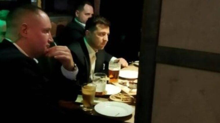 Пили пиво и болели: Зеленский смотрел футбольный матч с Ермаком в пабе