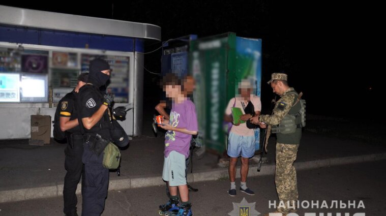 В Черкасской области нарушителям комендантского часа вручили повестки - фото