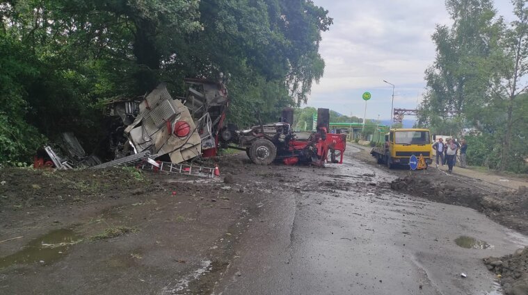 Пожарный автомобиль перевернулся на Прикарпатье: пострадали спасатели
