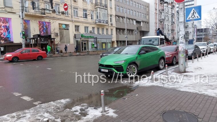 Нарушил правила парковки: в Киеве эвакуатор забрал Lamborghini - фото