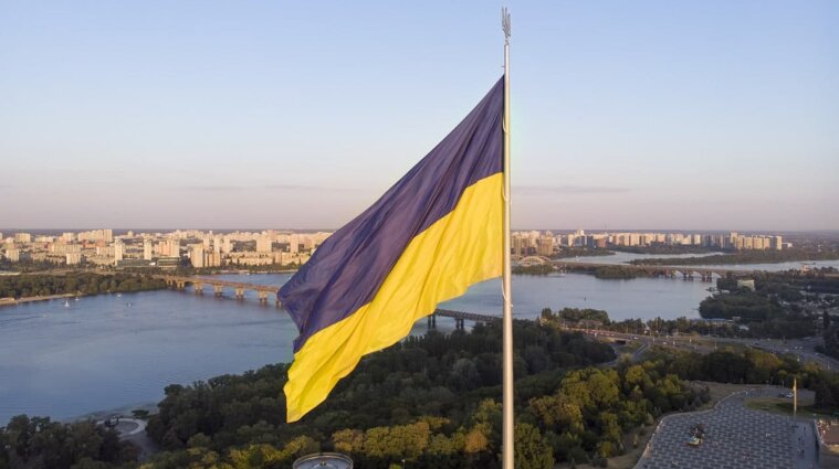 Главный флаг Украины приспустят из-за сильного ветра