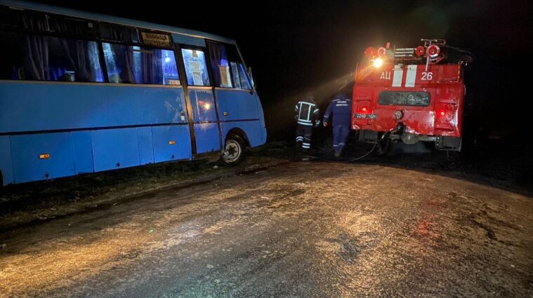 Два рейсовых автобуса с пассажирами съехали в кювет в Винницкой области - фото