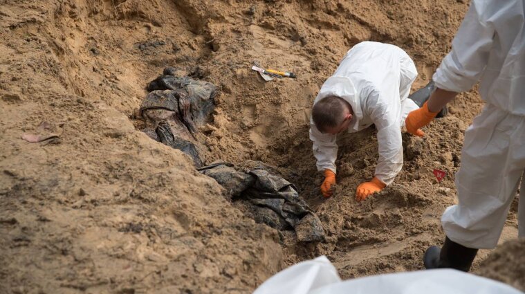 Багато поховань: ексгумація тіл в Ізюмі триватиме декілька тижнів