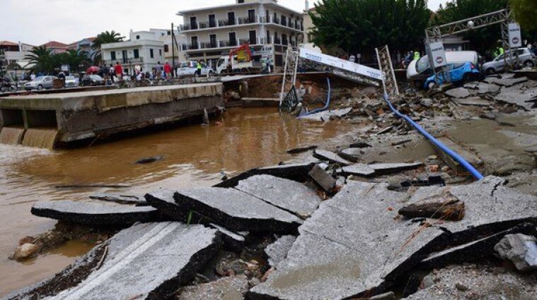 Повінь у Греції: затоплені міста та обвалені скелі