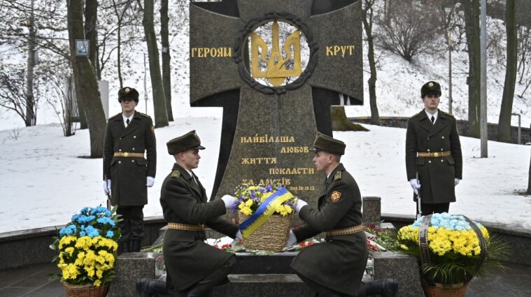 В Украине чествуют память Героев Крут (фото)