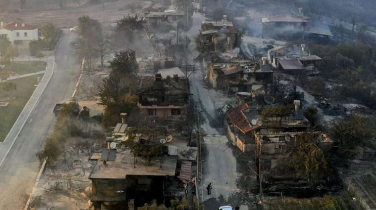 Масштабна лісова пожежа у курортній Туреччині: вогонь знищив житло та забрав життя (відео)