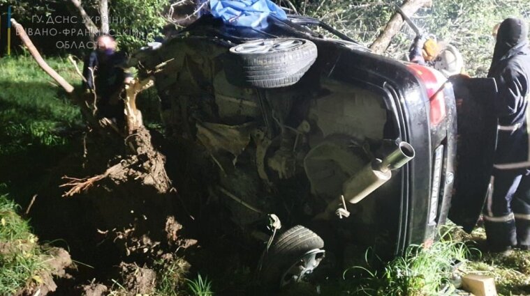 На Прикарпатье в автомобиле зажало пять человек: есть погибшие и раненые