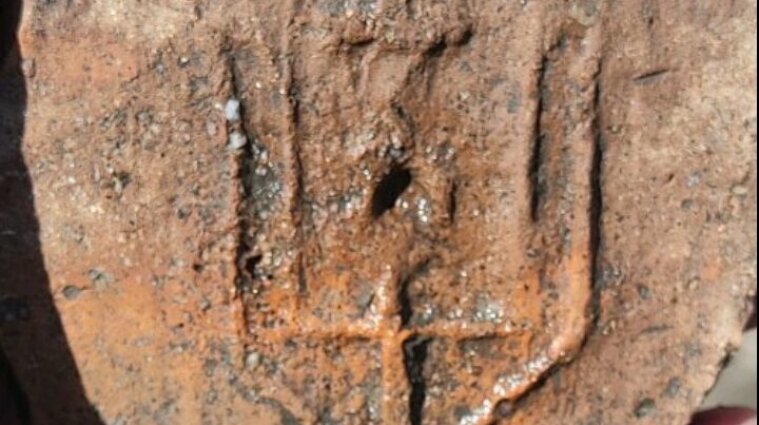 Во время раскопок в Беларуси был найден горшок с гербом украинского князя