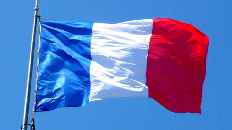 У Франції змінили один з кольорів державного прапора