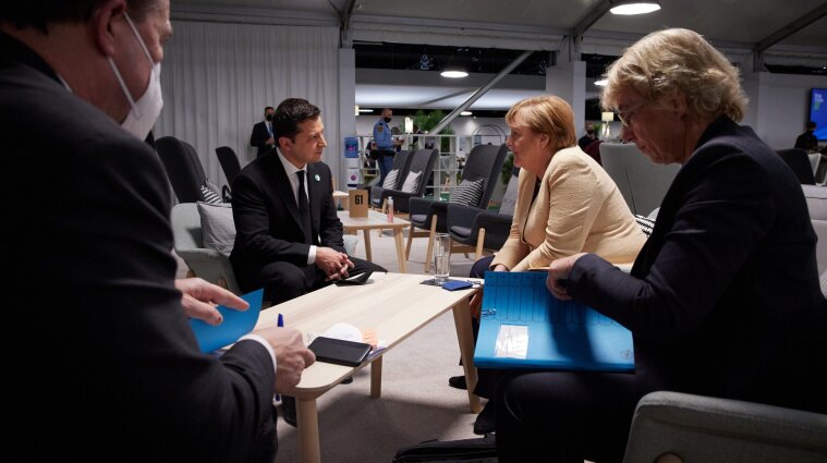 Зеленський та Меркель обговорили ситуацію на Сході України 