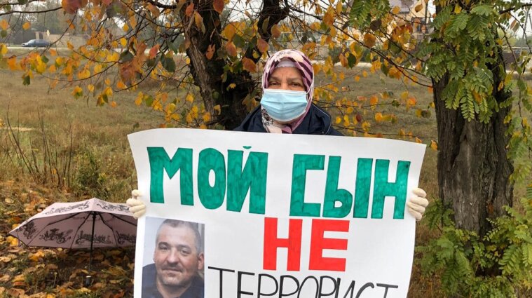 В оккупированном Крыму силовики РФ остановили одиночный пикет матери фигуранта "дела Хизб ут-Тахрир"