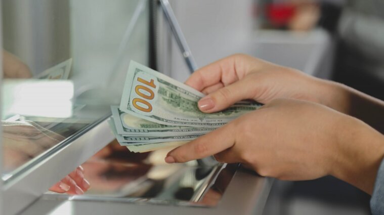 НБУ разрешил обменникам покупать валюту у украинцев по любому курсу