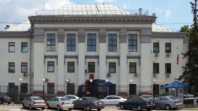 Российский дипломат, которого выслали из-за задержания украинского консула, покинул Украину