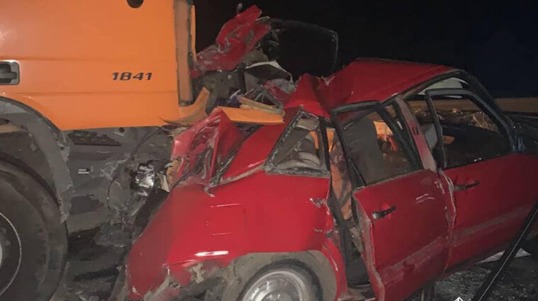 Смертельна ДТП: на Житомирщині вантажівка та легковик зіткнулися - фото
