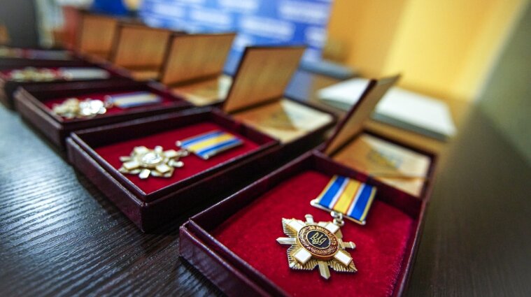 Государственными наградами отметили около 140 украинских военных