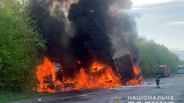 Смертельна ДТП у Хмельницькій області: згоріло три автомобілі