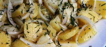 Прості рецепти смакоти: готуємо салати з картоплі