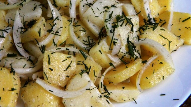 Прості рецепти смакоти: готуємо салати з картоплі