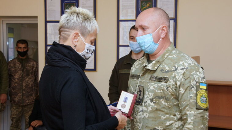 В Харькове членов экипажа самолета Ан-26 посмертно наградили