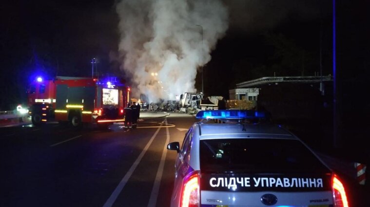 Под Киевом после столкновения загорелись грузовик и авто: трое погибших - фото, видео