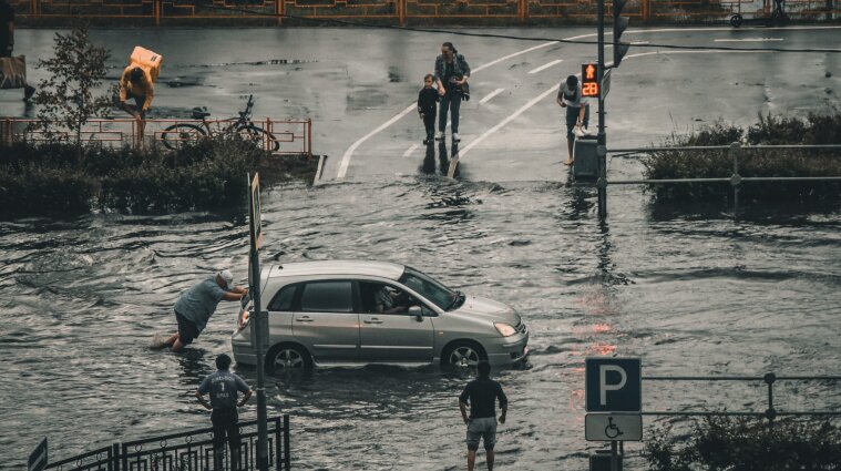 Наслідки урагану ІДА у Нью-Йорку: вулицями плавали авто, затопило метро - відео