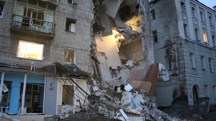 Вражеская ракета попала в жилой дом в Харькове - фото