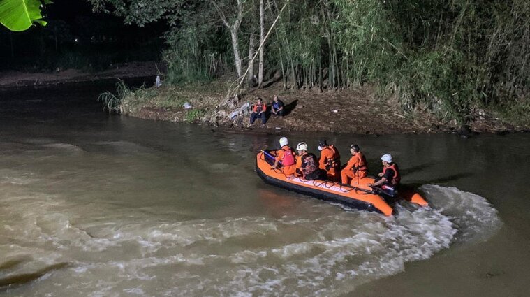 Проводили мероприятие на берегу реки: В Индонезии утонули 11 школьников