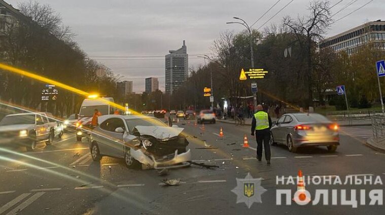 В Киеве произошло смертельное ДТП: на пешеходном переходе раздавили женщину (фото)