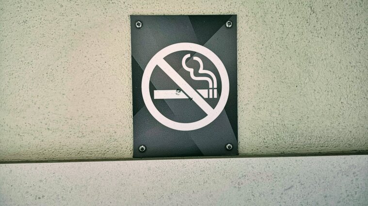В Украине расширили перечень общественных мест, да запрещено курение