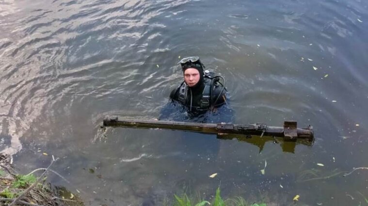 Смертоносный улов: в Сумской области водолаз "выловил" переносной зенитно-ракетный комплекс (фото)