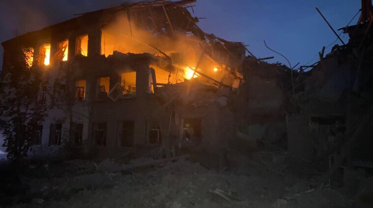 Під завалами можуть бути люди: орки обстріляли школу-інтернат на Донеччині (фото)
